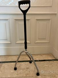 Tripode o bastone treppiede per anziano