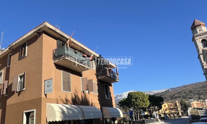 TRE LOCALI CON STUDIO E VISTA LAGO