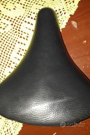 sella nera per bici da passeggio modello anni 2000