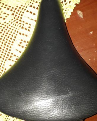 sella nera per bici da passeggio modello anni 2000