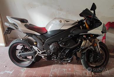 YAMAHA R1