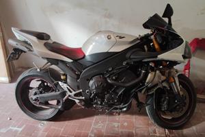 YAMAHA R1