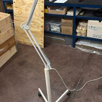 LAMPADA CON LENTE D’INGRANDIMENTO SU STATIVO