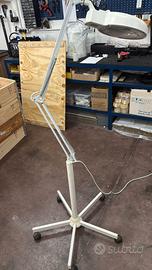 LAMPADA CON LENTE D’INGRANDIMENTO SU STATIVO