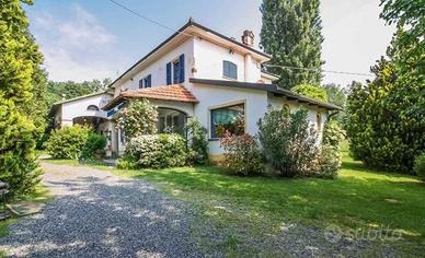Rustico / Casale di 387 m² con più di 5 locali e b