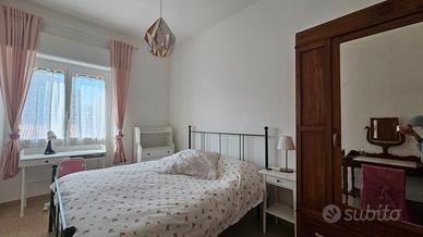 Camera matrimoniale uso sing. in villetta centrale