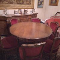 Sala antica con sedie e divano 