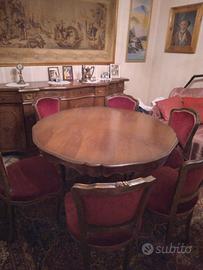 Sala antica con sedie e divano 