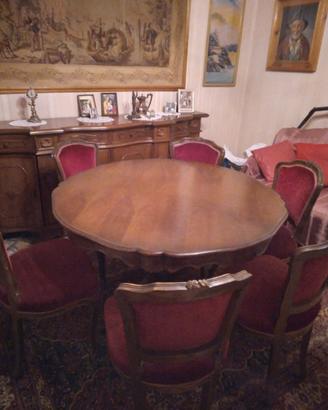 Sala antica con sedie e divano 
