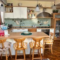 Cucina completa con isola e lavastoviglie inclusa