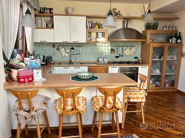 Cucina completa con isola e lavastoviglie inclusa