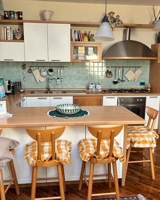 Cucina completa con isola e lavastoviglie inclusa