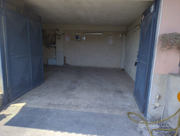 Ampio garage con cortile esterno di pertinenza