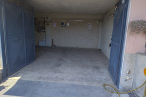 Ampio garage con cortile esterno di pertinenza