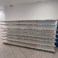 Scaffalatura in metallo