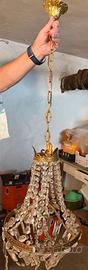 lampadario antico con cristalli e due abat-jour
