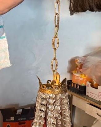 lampadario antico con cristalli e due abat-jour