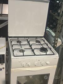 Cucina a gas Bompani dotata di 4 fuochi, bianca