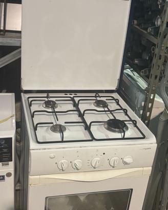 Cucina a gas Bompani dotata di 4 fuochi, bianca