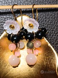orecchini quarzo rosa,agata nera,acciaio,fiori