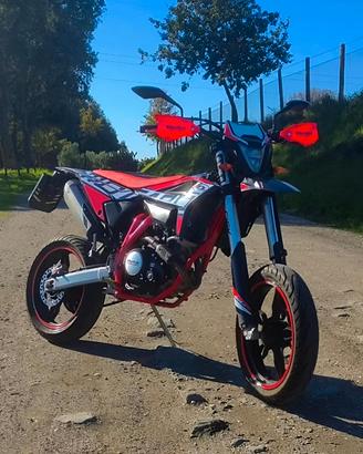 Beta RR 125 4T Motard con scarico racing LeoVince
