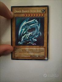 Drago bianco occhi blu