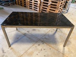 Tavoli in acciaio e cristallo