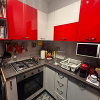 Cucina angolare moderna bianco/rosso
