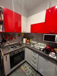 Cucina angolare moderna bianco/rosso