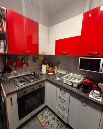 Cucina angolare moderna bianco/rosso