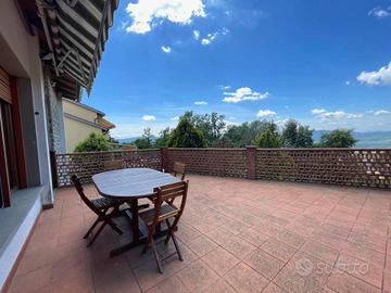 Villa di 350 m² con più di 5 locali a Reggello