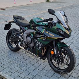 Triumph Daytona 660 con kit SKDA verde e nero 0 km
