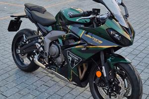 Triumph Daytona 660 con kit SKDA verde e nero 0 km