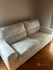 divano moderno ampio ed elegante