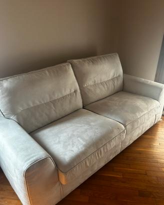 divano moderno ampio ed elegante