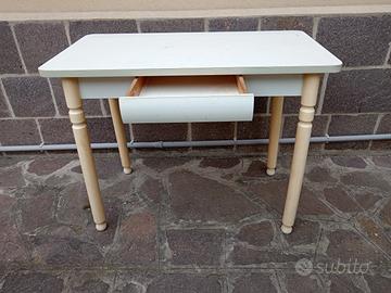 Tavolo con cassetto