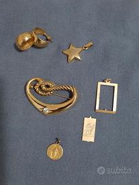 Ciondoli, orecchini e spilla dorati