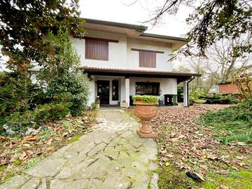 Villa di 228 m² con più di 5 locali e box auto dop