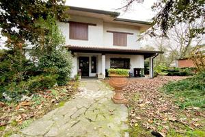 Villa di 228 m² con più di 5 locali e box auto dop