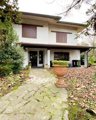 Villa di 228 m² con più di 5 locali e box auto dop