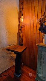 Lampada da terra e tavolino in legno 