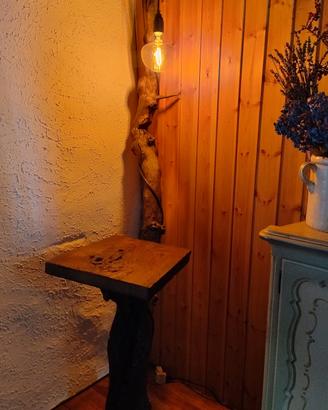 Lampada da terra e tavolino in legno 