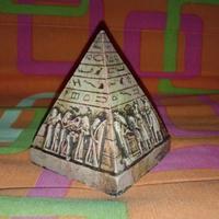 Miniatura di una piramide egizia intagliata 