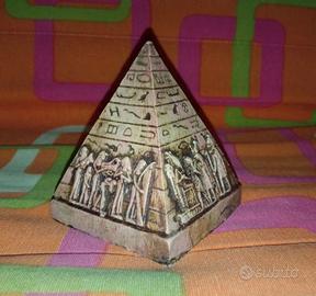 Miniatura di una piramide egizia intagliata 