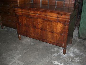 Comò e relativa coppia di comodini antichi