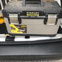 Cassetta stanley con materiele vario