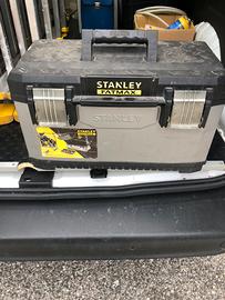 Cassetta stanley con materiele vario