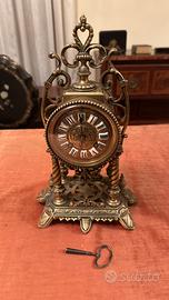 Antico orologio da tavolo