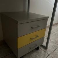 mobiletto giallo e grigio