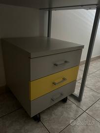 mobiletto giallo e grigio